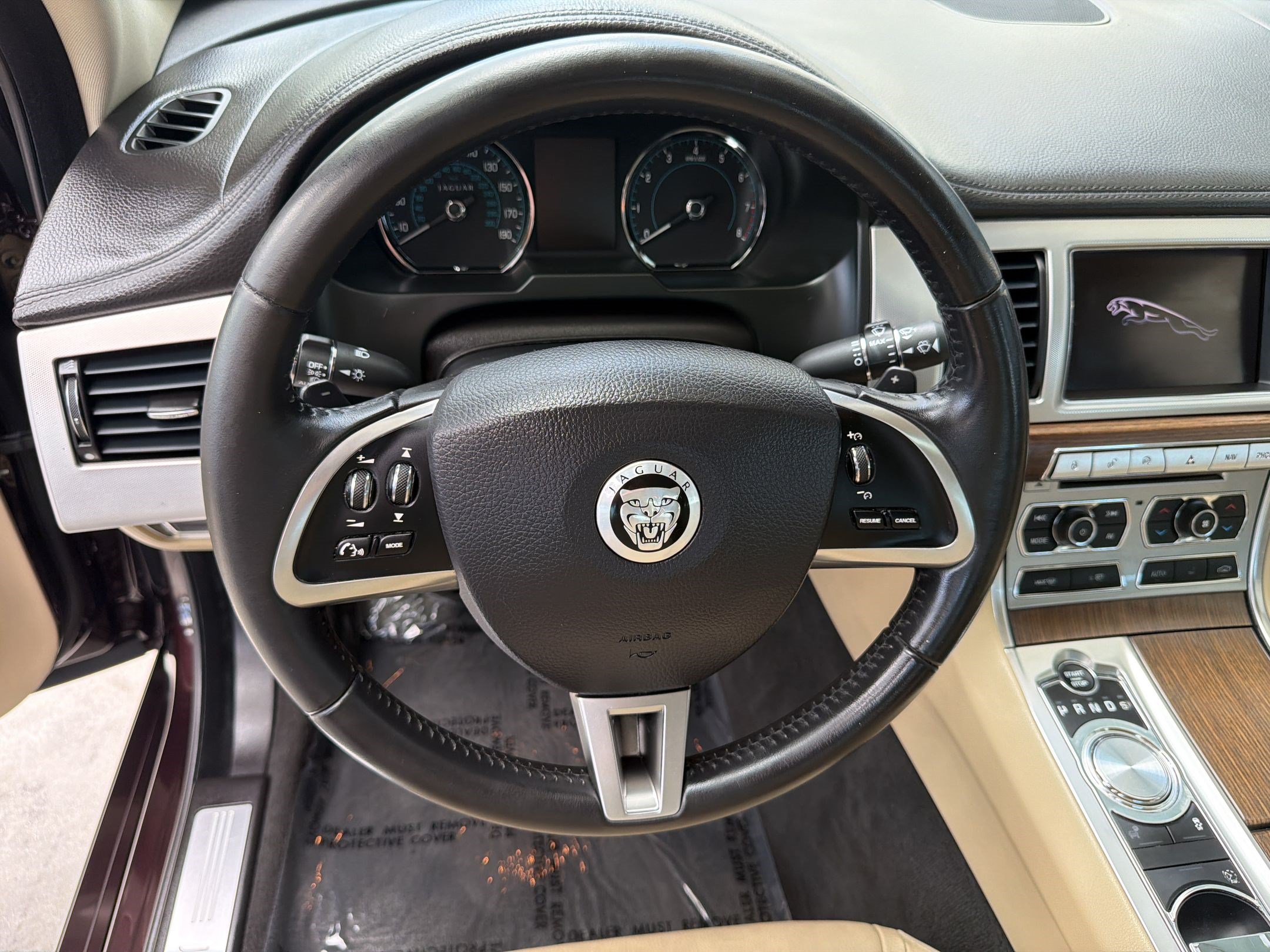 Used 2013 Jaguar XF RWD image 18