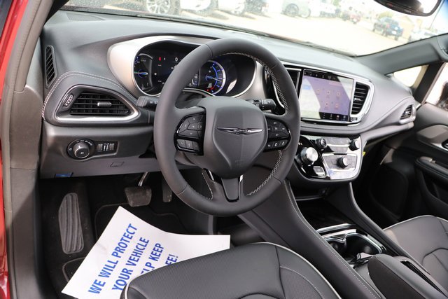 New 2023 Chrysler Pacifica Limited w/ Uconnect Theater Family Group FWD image 15