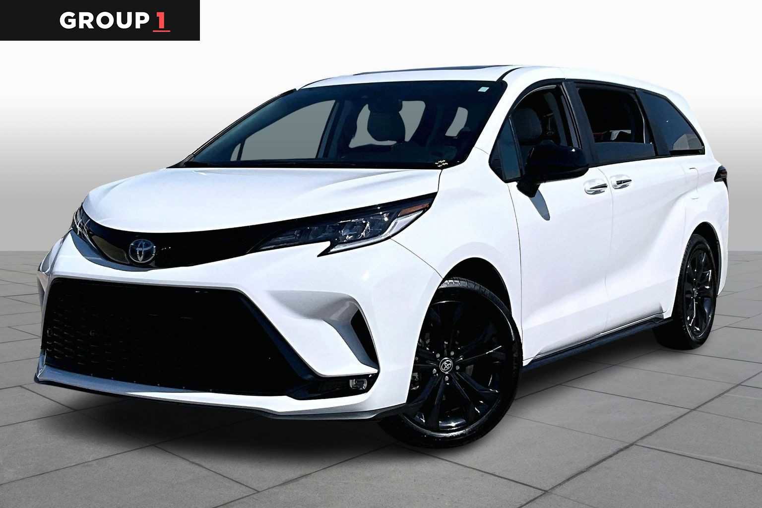 Used 2025 Toyota Sienna XSE image 1