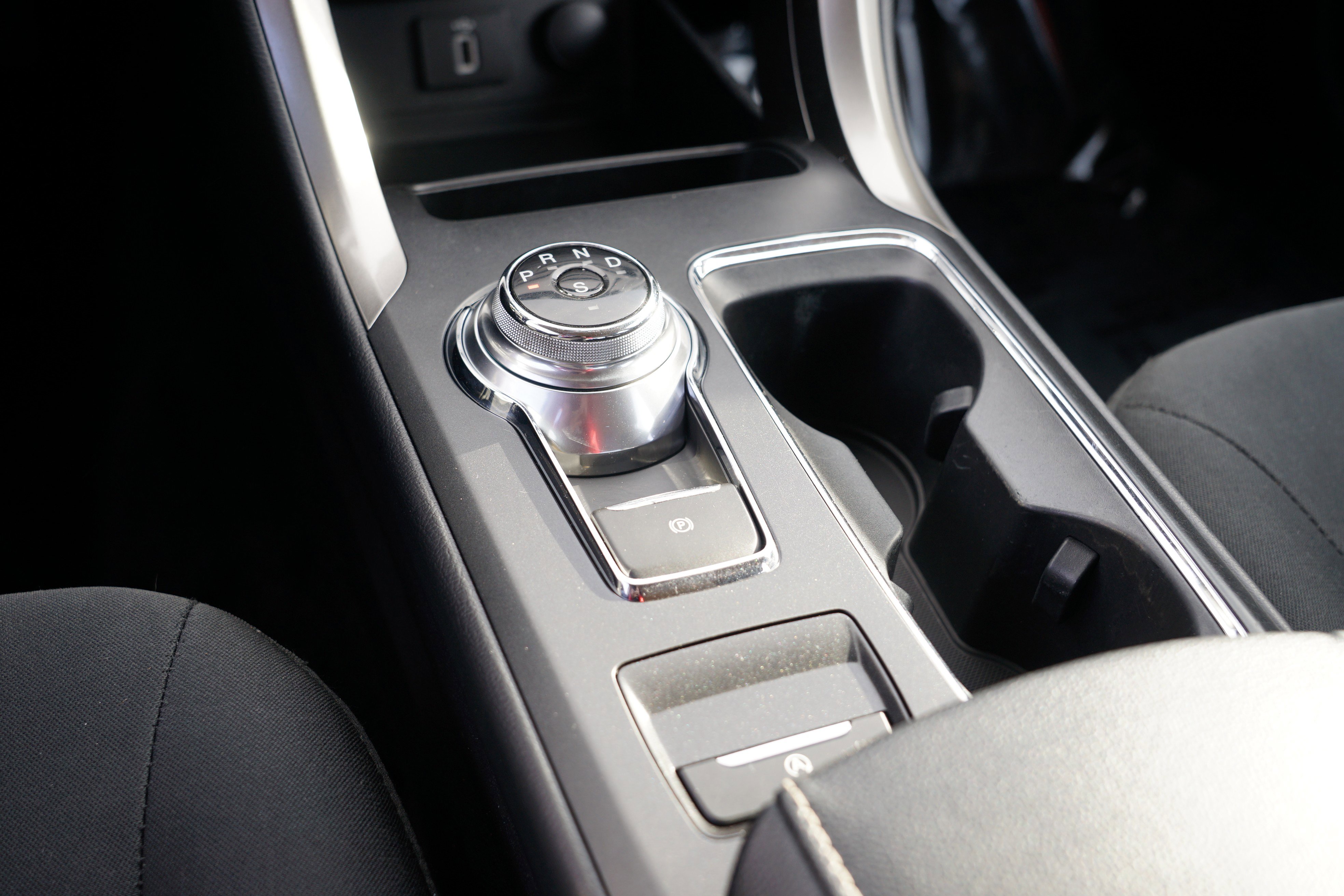 Used 2017 Ford Fusion SE w/ Fusion SE Technology Package image 25