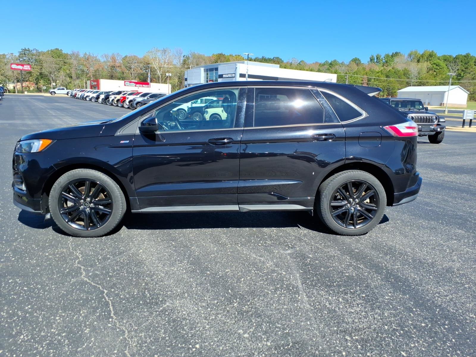 Used 2022 Ford Edge ST-Line w/ Class II Trailer Tow Package AWD/4WD image 3