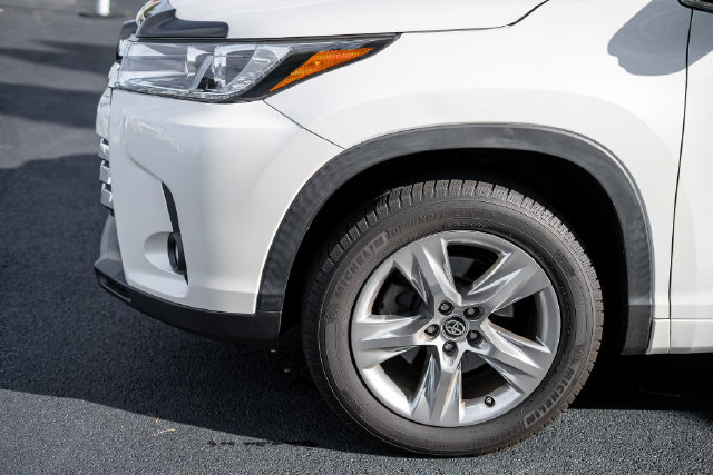 Used 2019 Toyota Highlander Limited FWD image 9