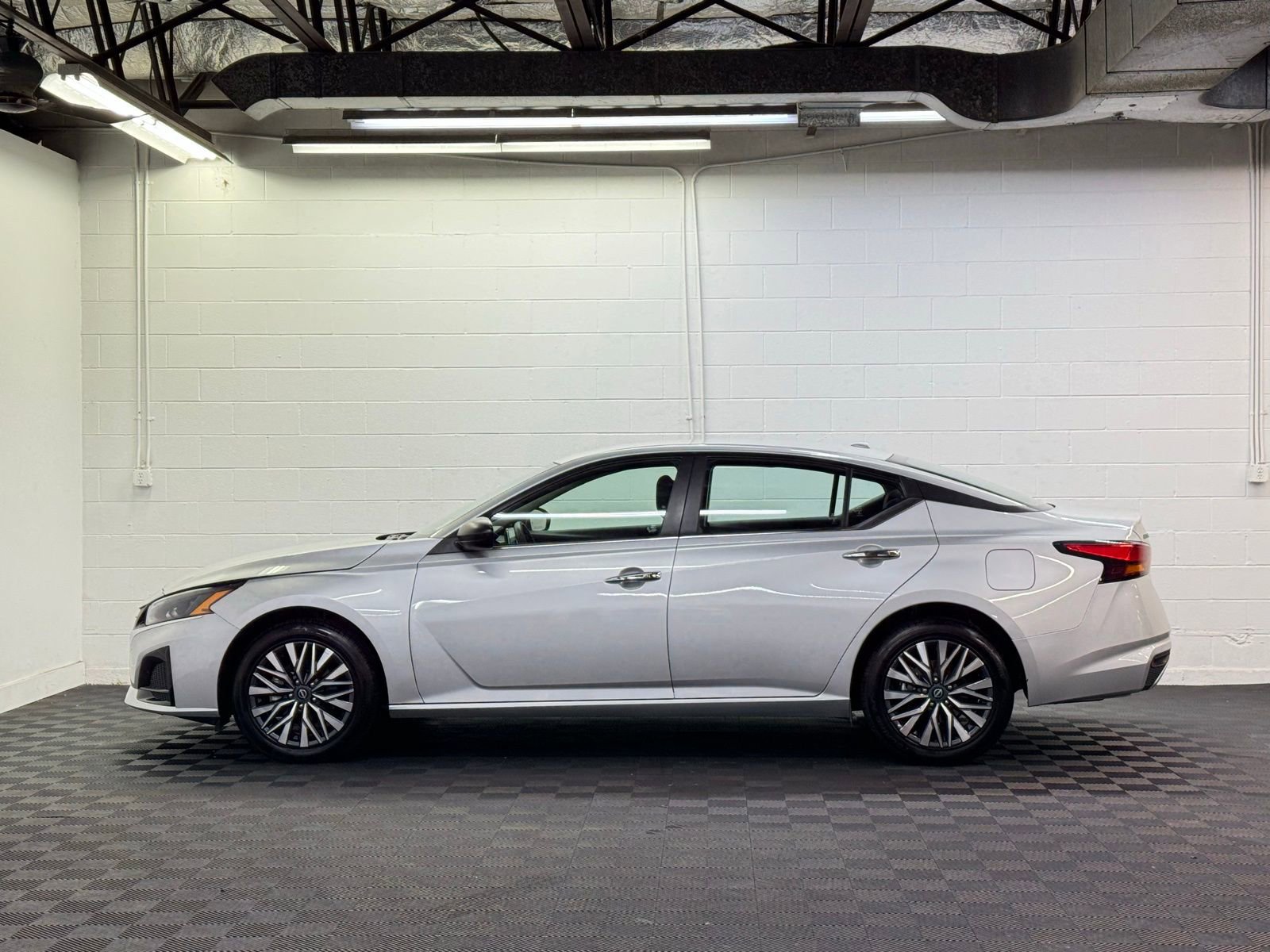 Used 2024 Nissan Altima 2.5 SV image 3