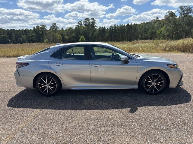 Used 2023 Toyota Camry SE image 7
