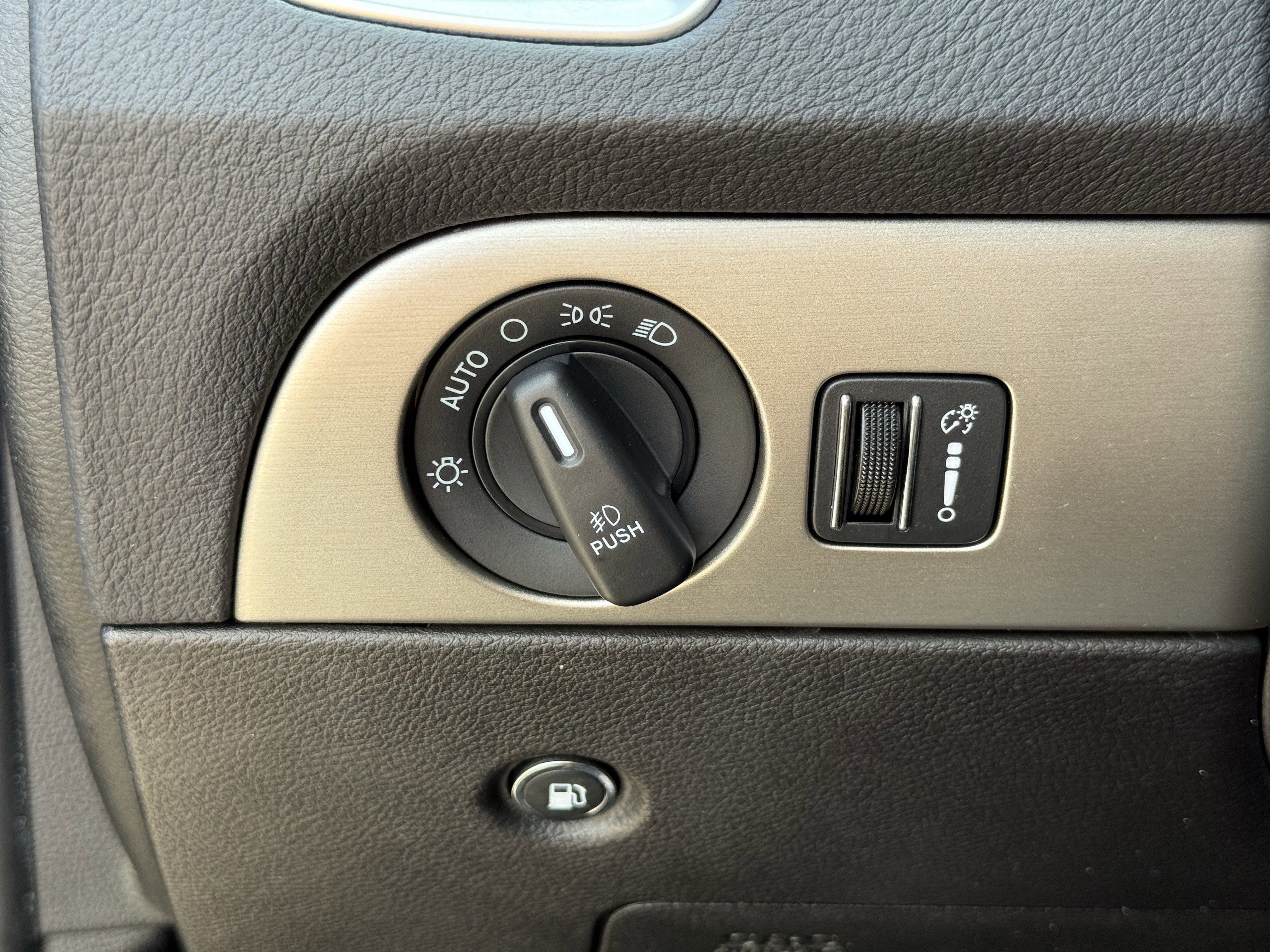 Used 2020 Dodge Durango SXT w/ 3rd Row Seating Group image 24