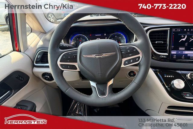 Used 2024 Chrysler Pacifica Touring-L image 7