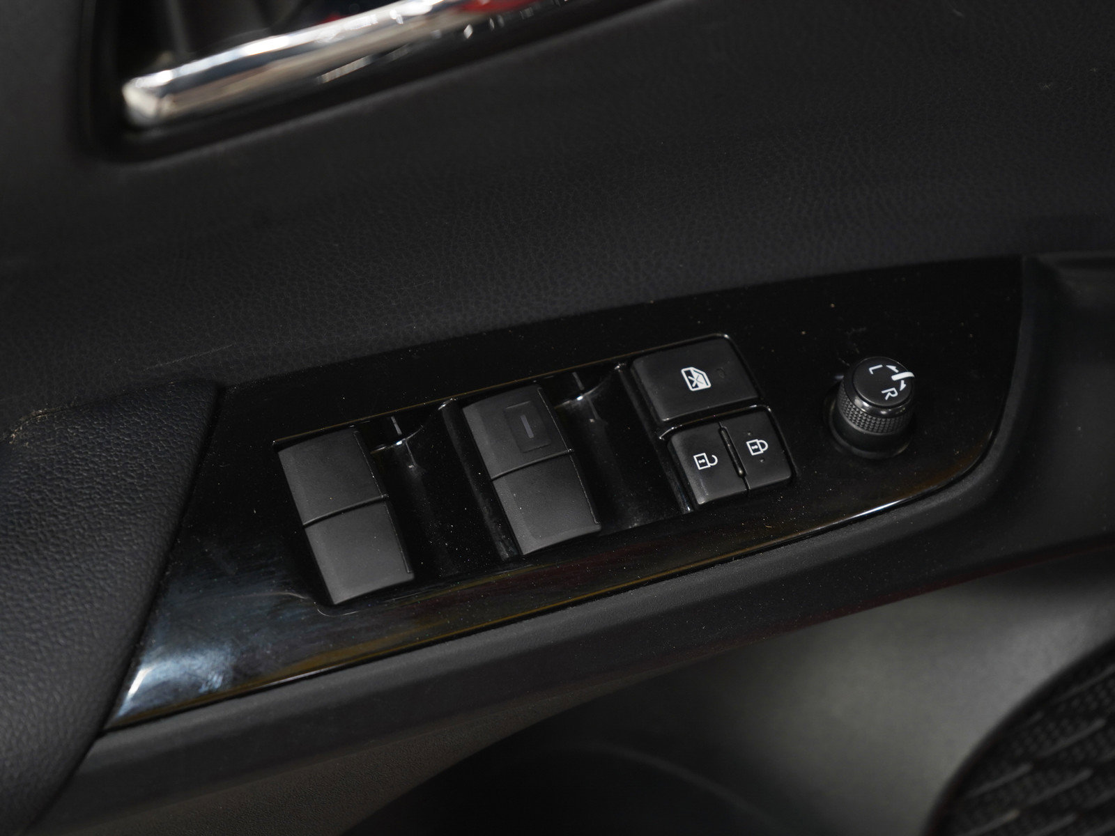 Used 2021 Toyota Prius XLE AWD/4WD image 19