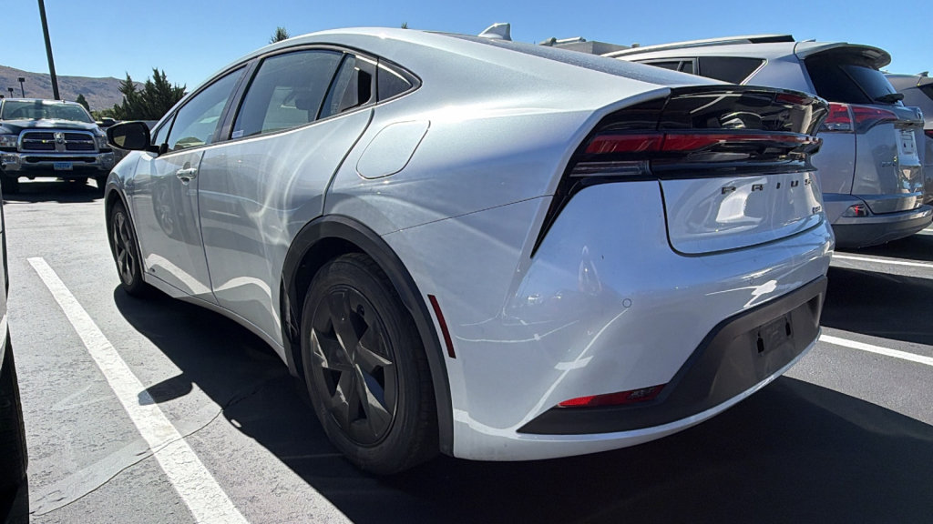 Used 2023 Toyota Prius LE AWD/4WD image 3