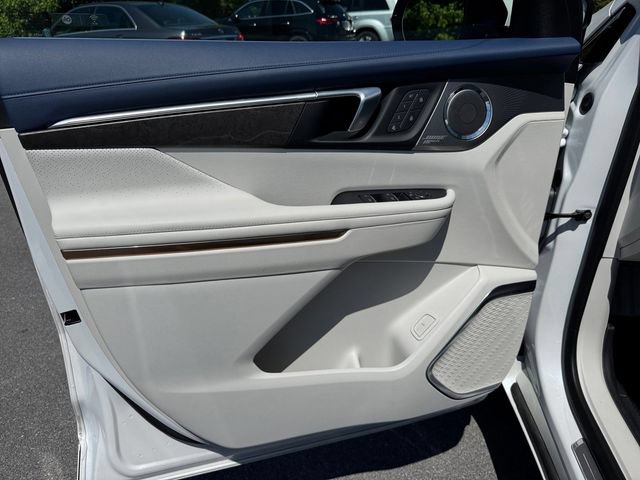 Used 2025 Buick Enclave Avenir AWD/4WD image 11