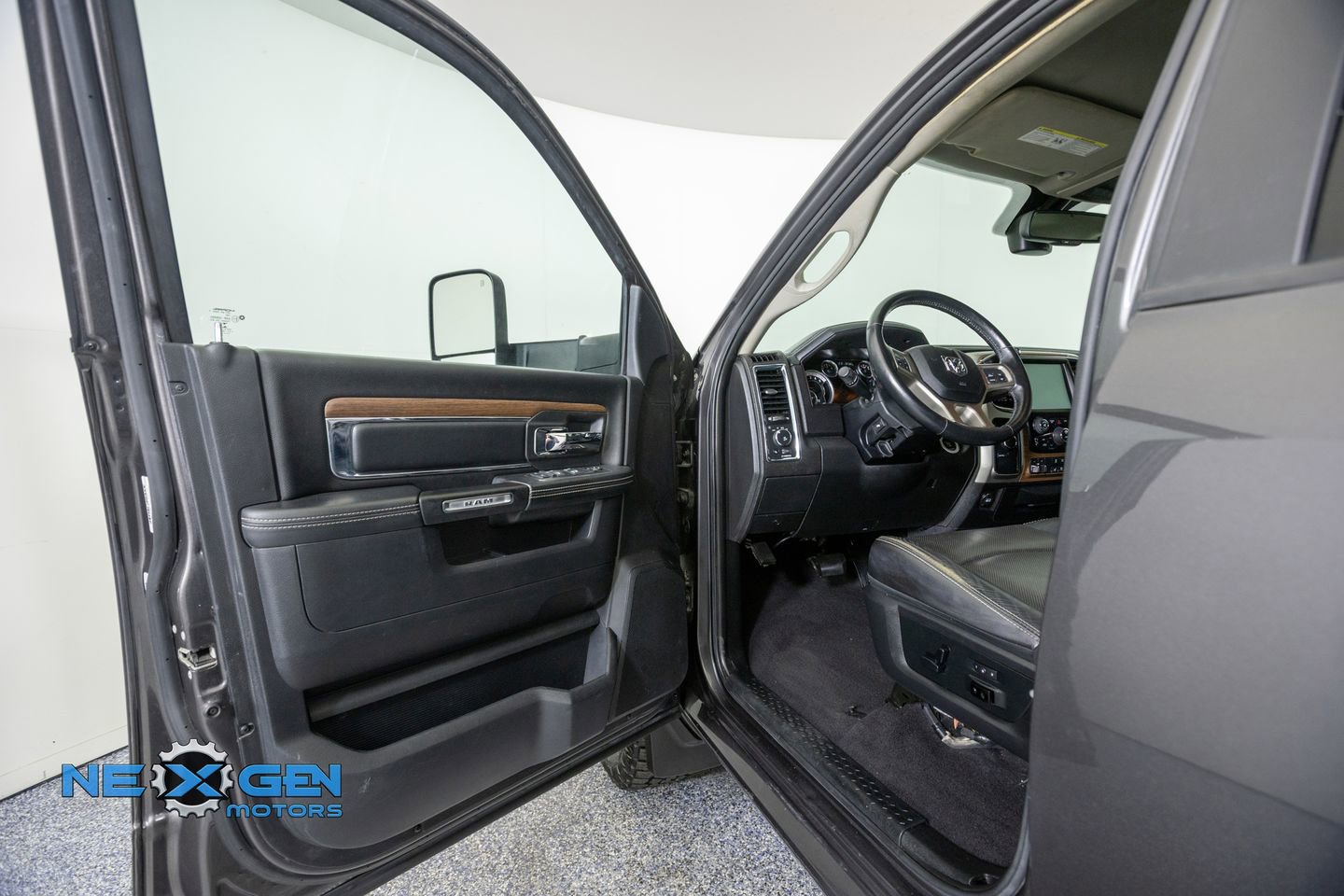 Used 2016 RAM 2500 Laramie w/ Sport Appearance Group AWD/4WD image 9