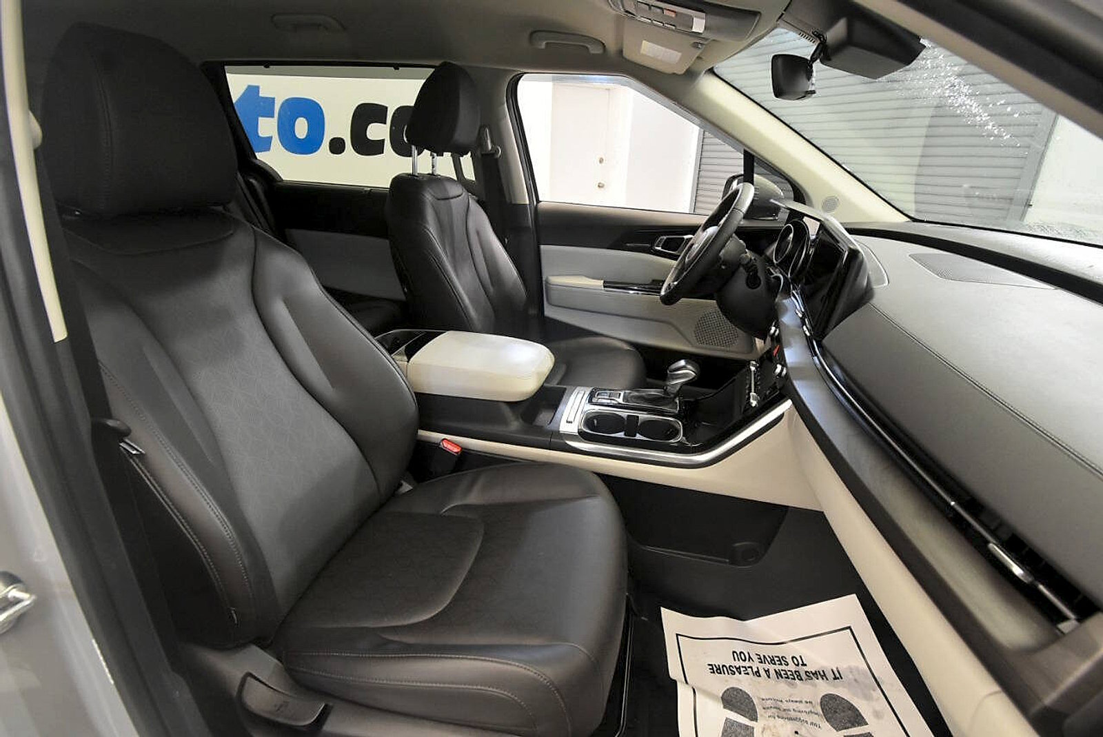Used 2024 Kia Carnival EX FWD image 16