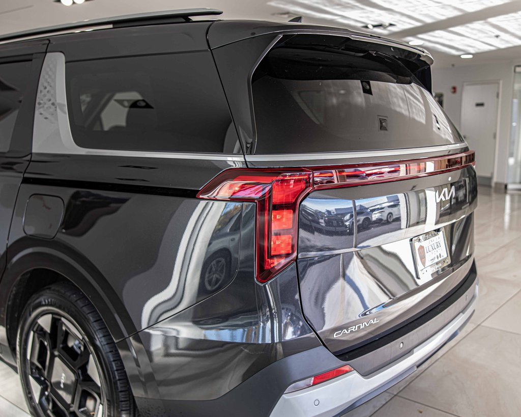 Used 2025 Kia Carnival EX image 14