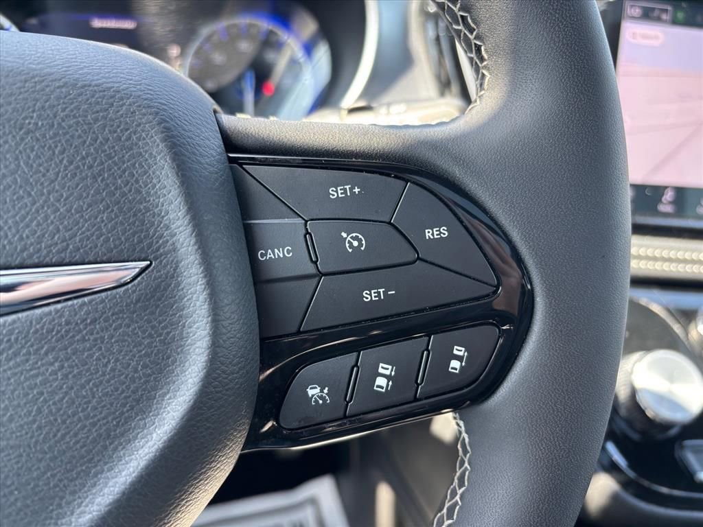 Used 2025 Chrysler Pacifica Limited image 18