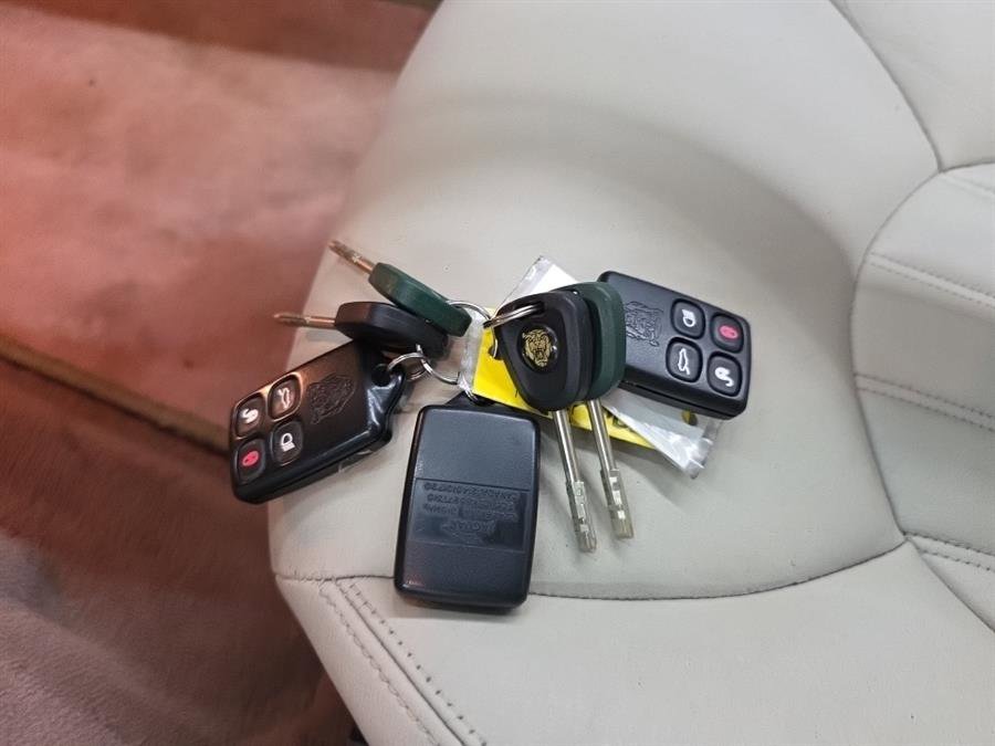 Used 2000 Jaguar XK8 Convertible image 24