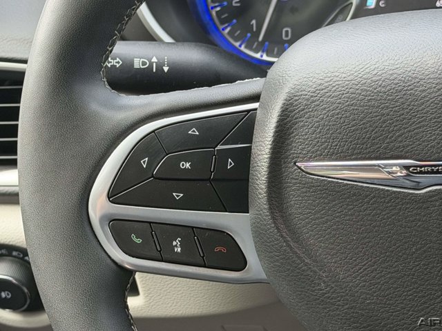 Used 2023 Chrysler Pacifica Touring-L FWD image 25