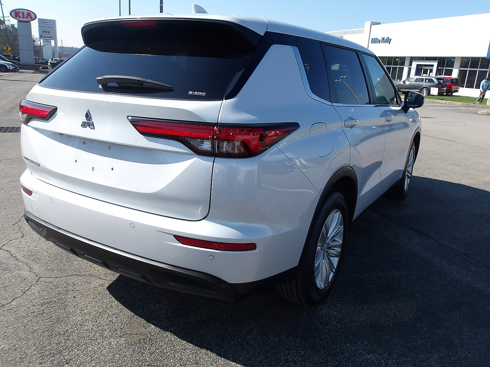 Used 2024 Mitsubishi Outlander ES image 7