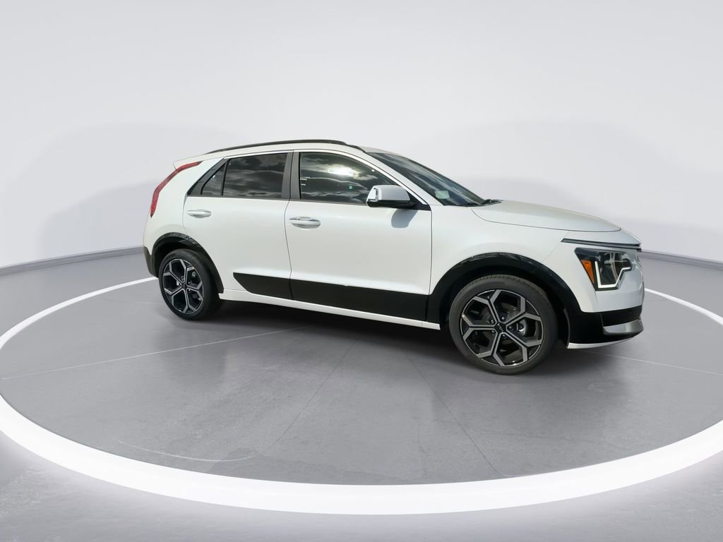 Used 2025 Kia Niro SX Touring image 11
