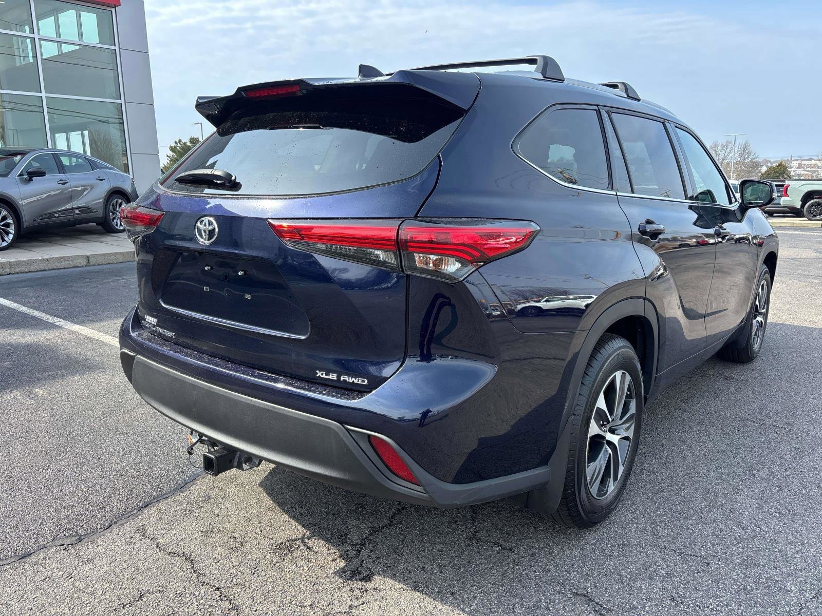 Used 2022 Toyota Highlander XLE AWD/4WD image 3