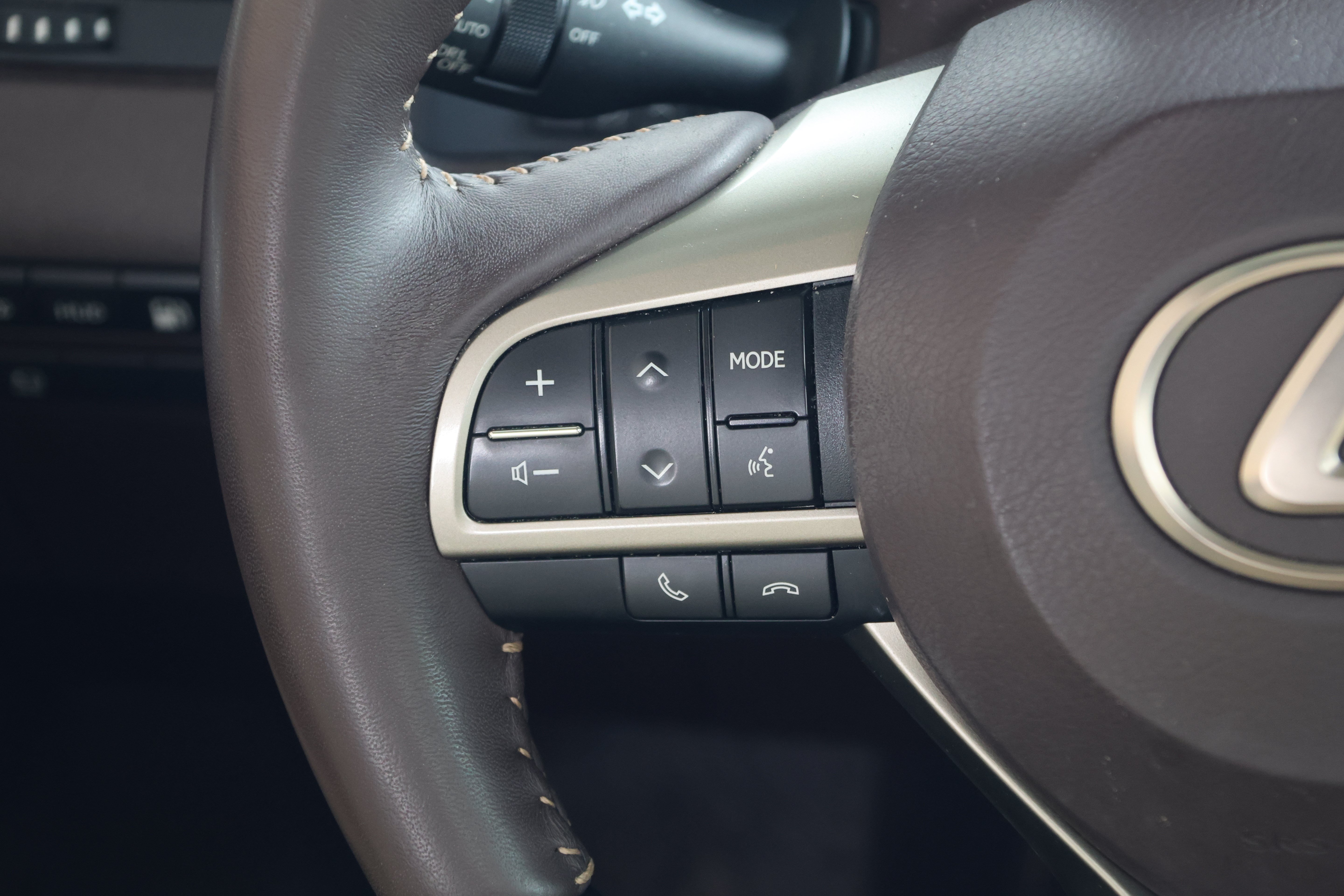 Used 2019 Lexus RX 450h AWD w/ Luxury Package image 18