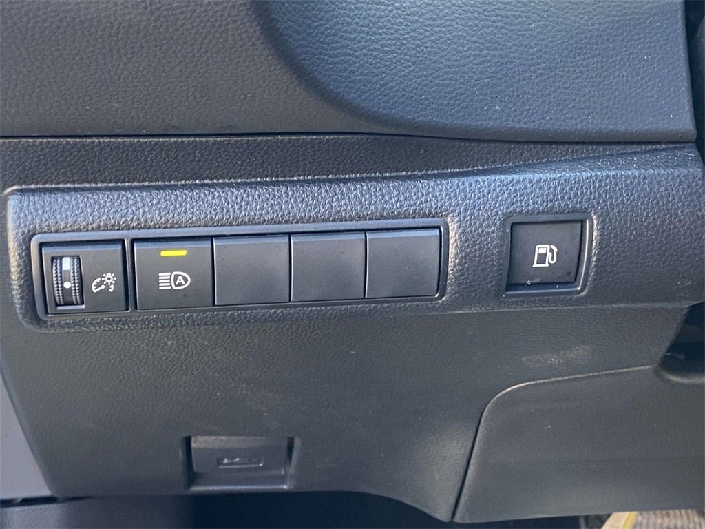 Used 2025 Toyota Corolla LE image 27