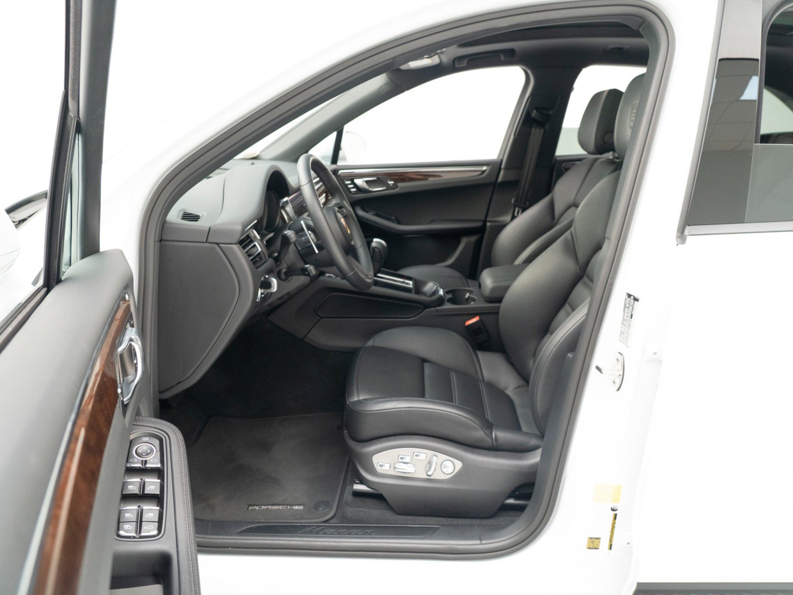 Certified 2025 Porsche Macan image 17