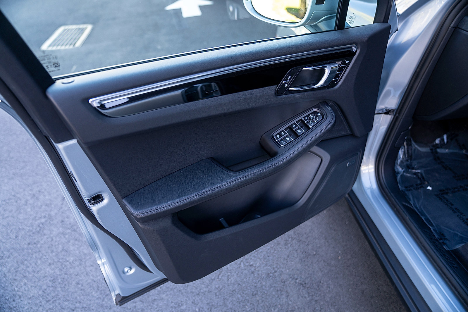 Certified 2025 Porsche Macan image 16