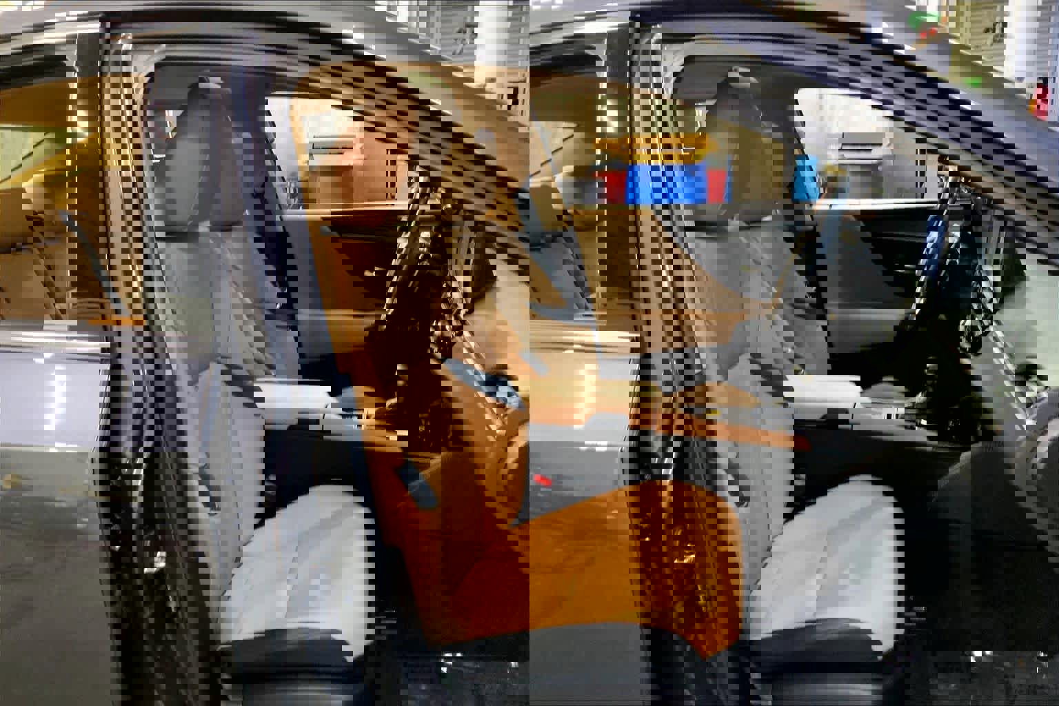 Used 2025 Lexus ES 300h w/ Luxury Package image 8