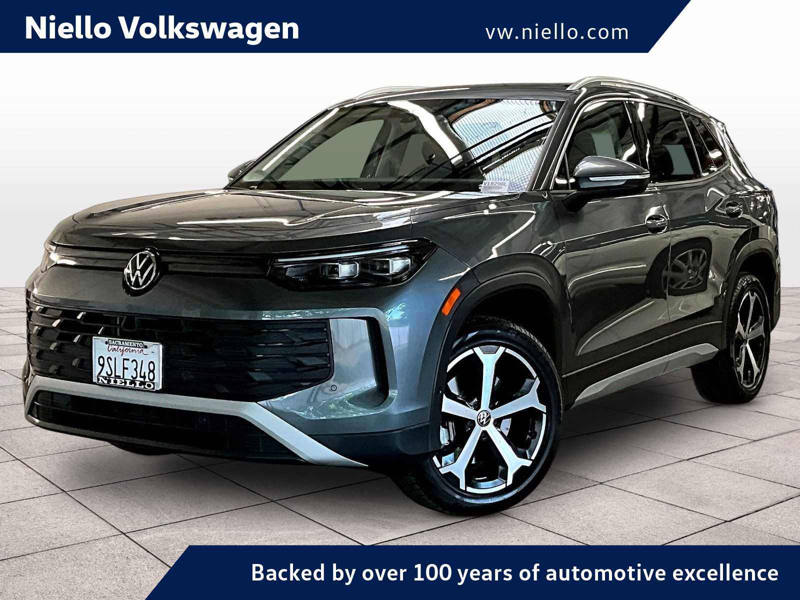 Used 2025 Volkswagen Tiguan SE w/ Panoramic Sunroof Package image 1