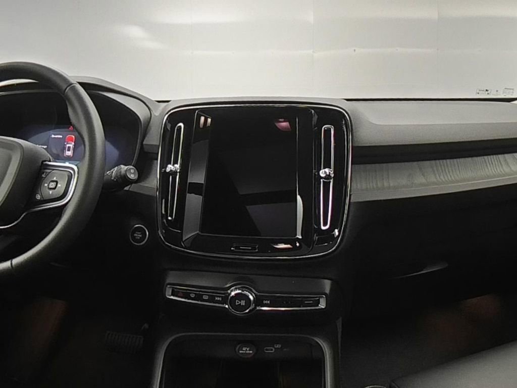 Used 2025 Volvo XC40 B5 Plus image 16
