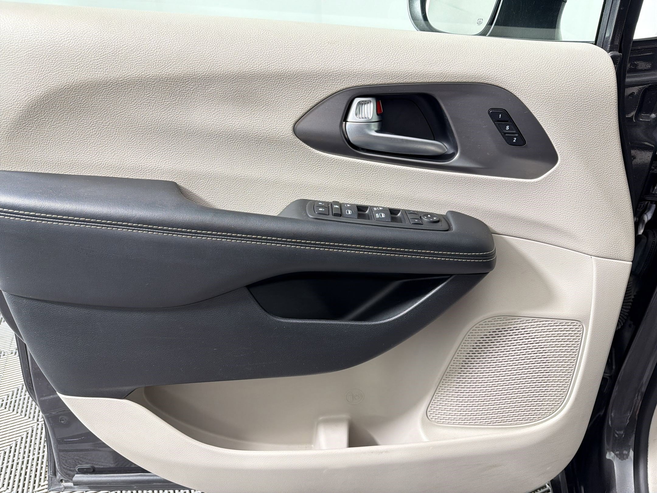 Used 2023 Chrysler Pacifica Touring-L FWD image 10