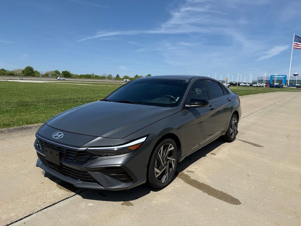 Used 2025 Hyundai Elantra Sport FWD image 9