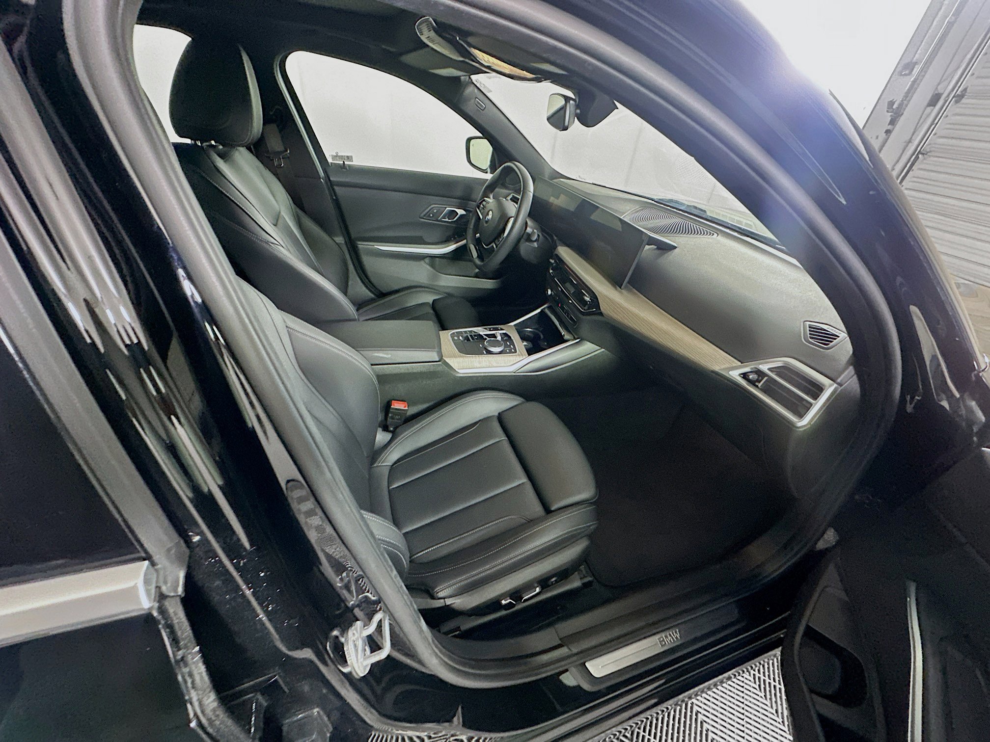 Used 2025 BMW 330i Sedan w/ Convenience Package image 31