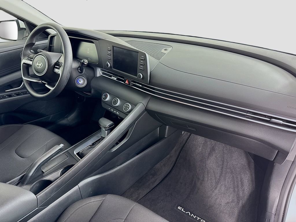 Certified 2025 Hyundai Elantra SE image 28