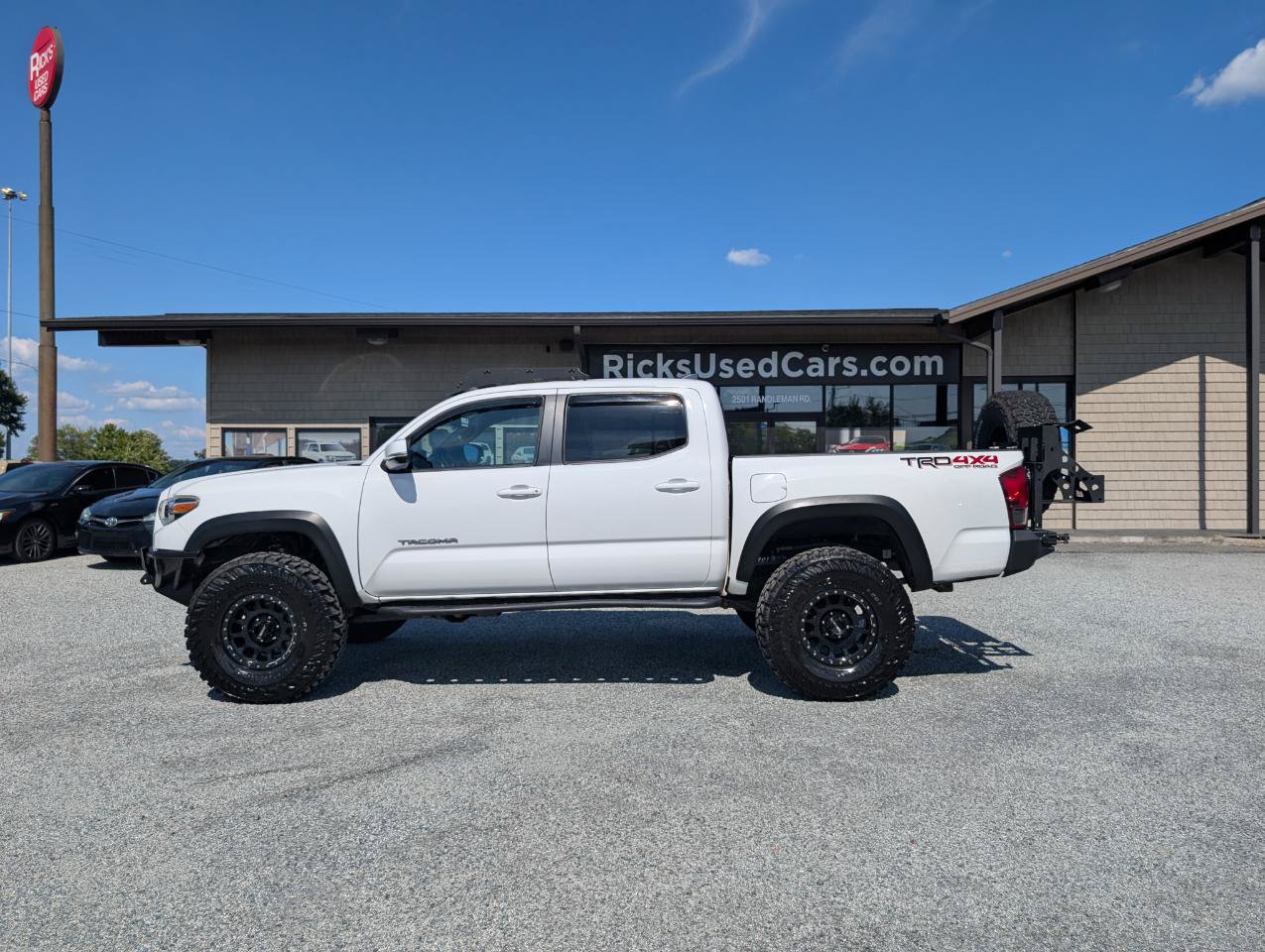 Used 2018 Toyota Tacoma TRD Off-Road AWD/4WD image 11