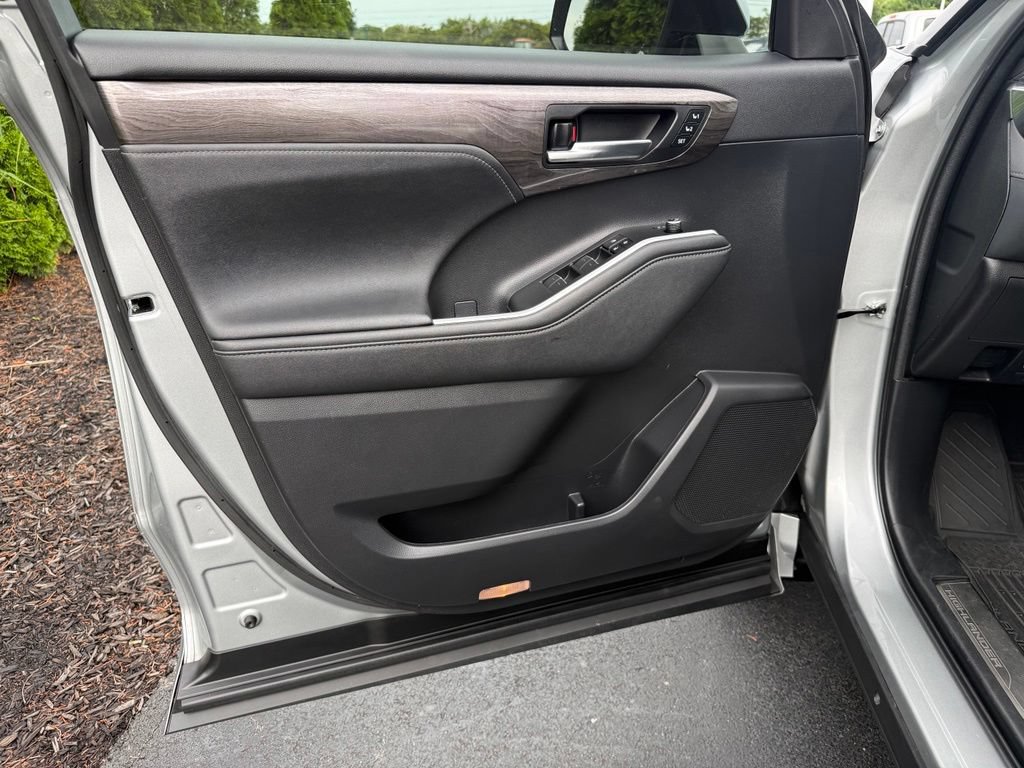 Used 2023 Toyota Highlander Platinum AWD/4WD image 10