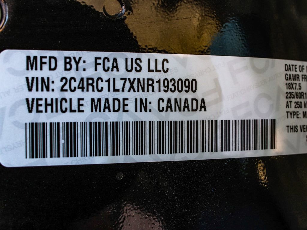 Used 2022 Chrysler Pacifica Touring-L w/ Uconnect Theater Family Group image 12