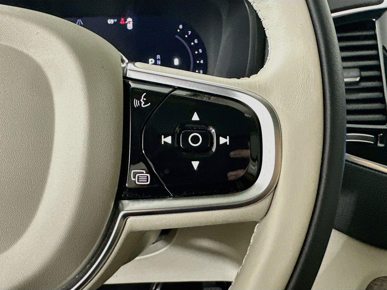 Certified 2024 Volvo XC90 B6 Plus AWD/4WD image 19