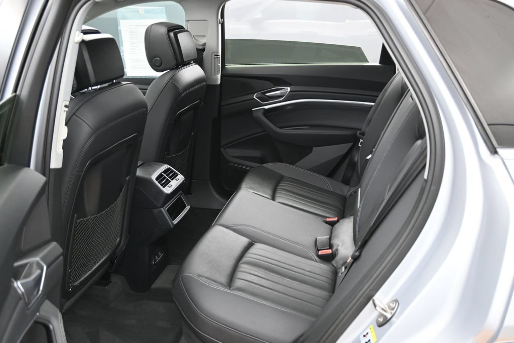 Used 2022 Audi e-tron Premium Plus w/ Premium Plus Package AWD/4WD image 32