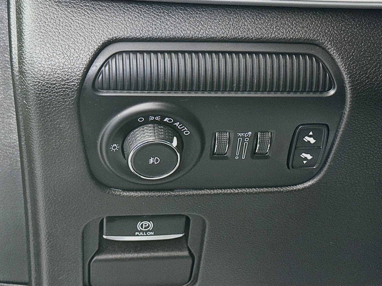 Used 2023 Jeep Wagoneer L Series II AWD/4WD image 10
