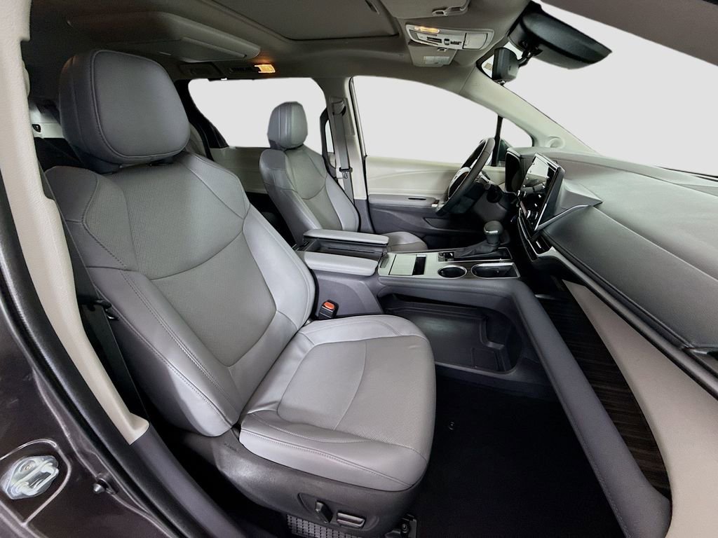 Used 2024 Toyota Sienna Limited FWD image 33