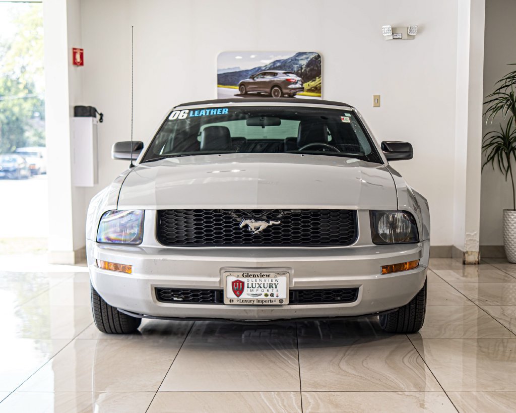 Used 2006 Ford Mustang Convertible RWD image 2