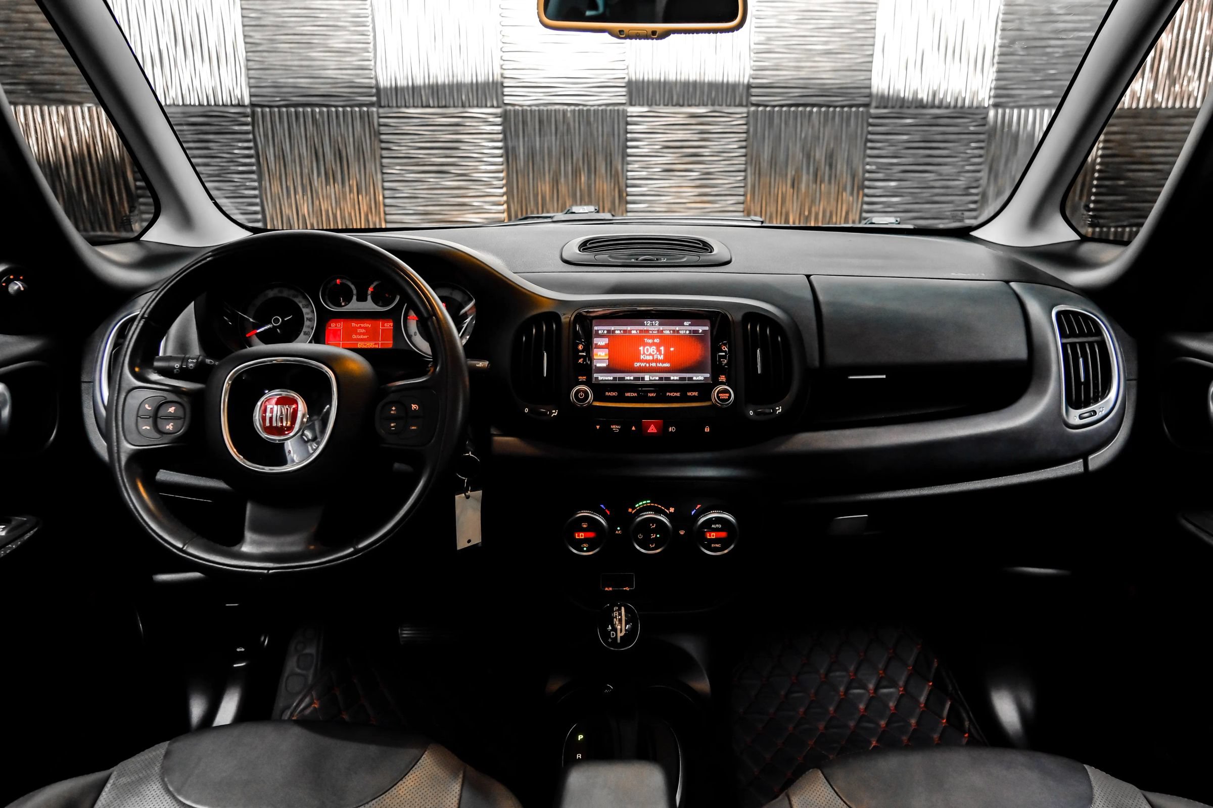 Used 2017 FIAT 500L Lounge w/ Dual-Pane Sunroof Package FWD image 12