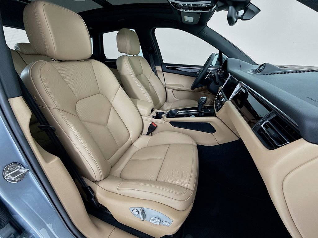 Certified 2025 Porsche Macan image 31