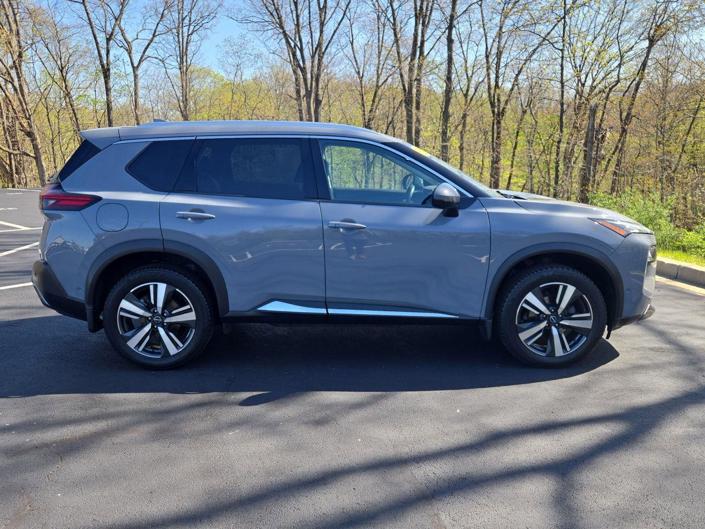 Used 2022 Nissan Rogue SL w/ SL Premium Package image 2