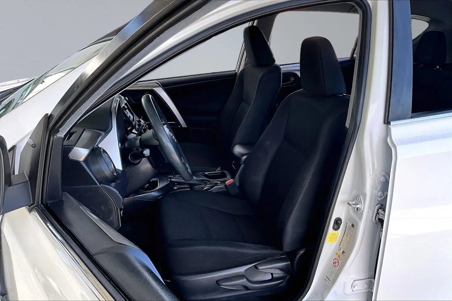 Used 2017 Toyota RAV4 LE FWD image 18