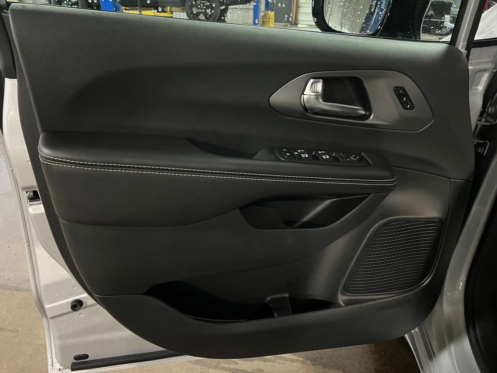 New 2026 Chrysler Pacifica Select w/ S Appearance Package FWD image 21