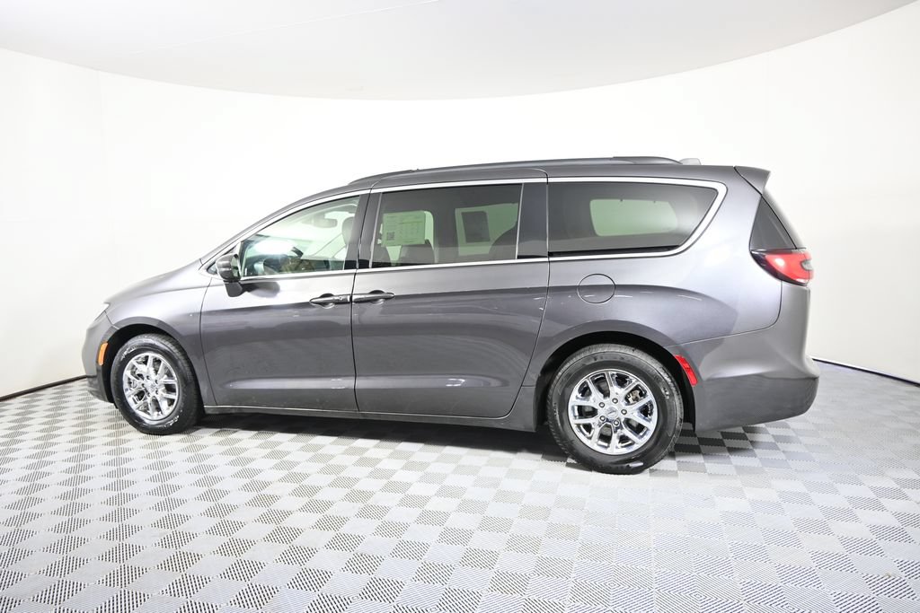 Used 2022 Chrysler Pacifica Touring-L FWD image 3