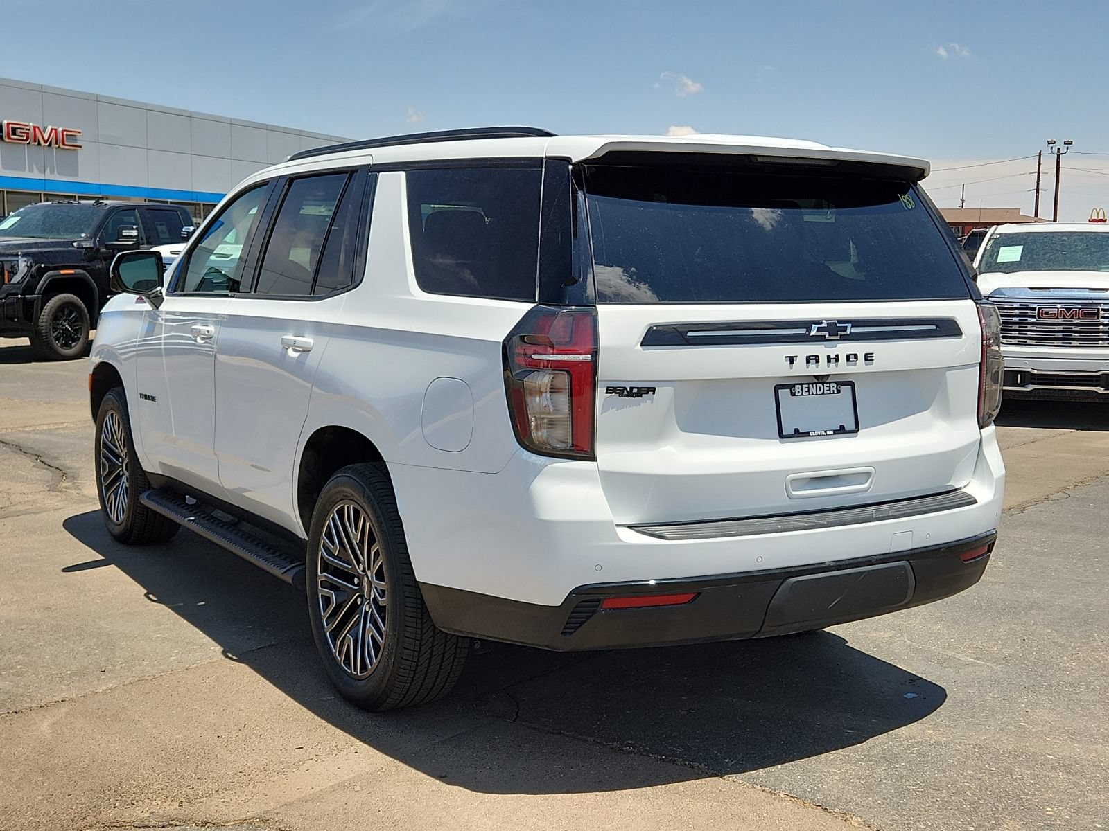 Used 2023 Chevrolet Tahoe Z71 w/ Luxury Package AWD/4WD image 3