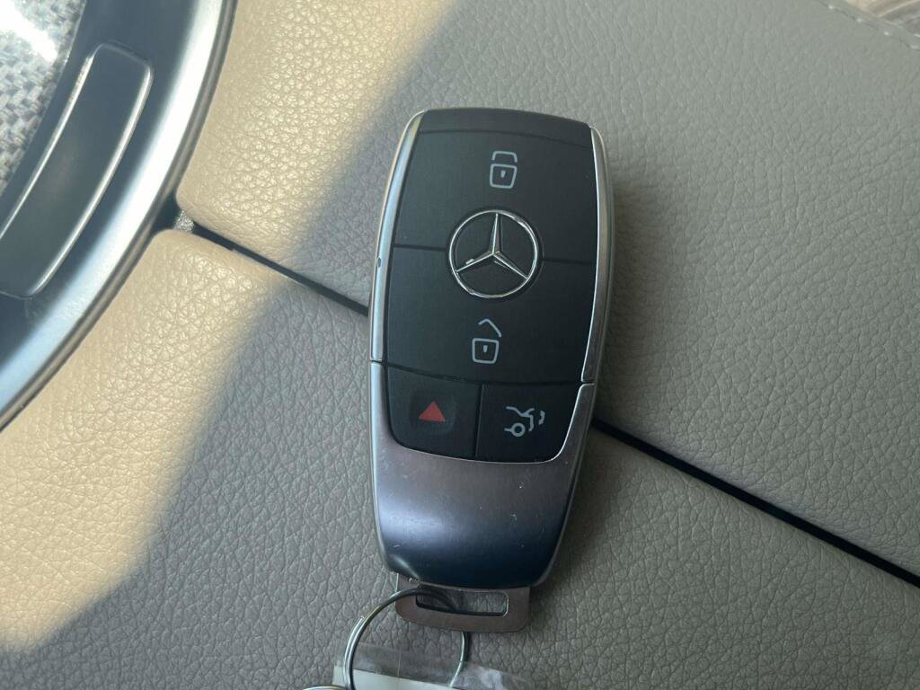 Used 2021 Mercedes-Benz C 300 4MATIC Sedan image 4