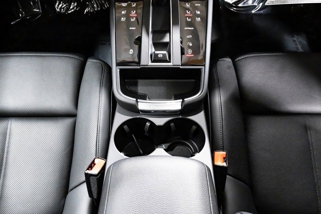 Certified 2025 Porsche Macan image 17